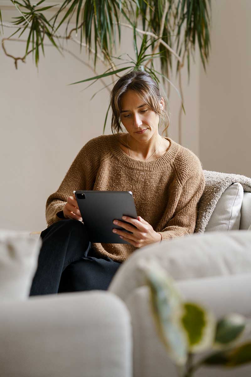 ragazza in psicoterapia online