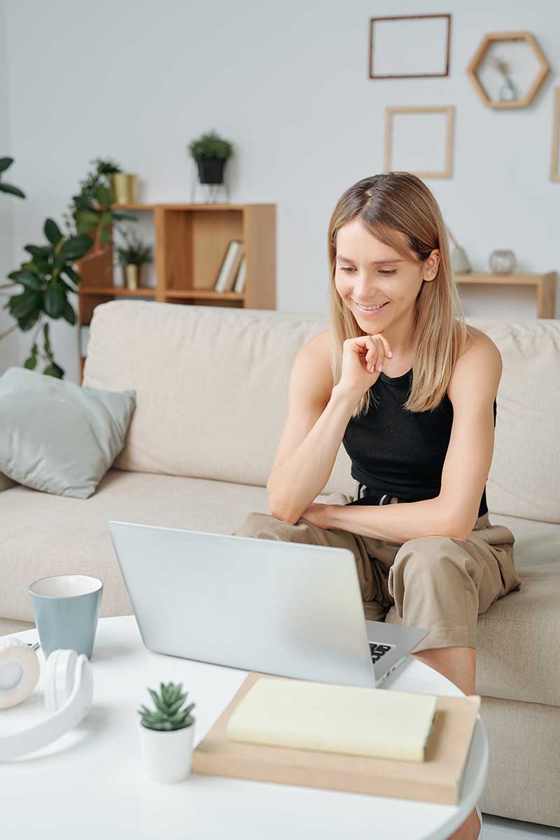 ragazza in psicoterapia online