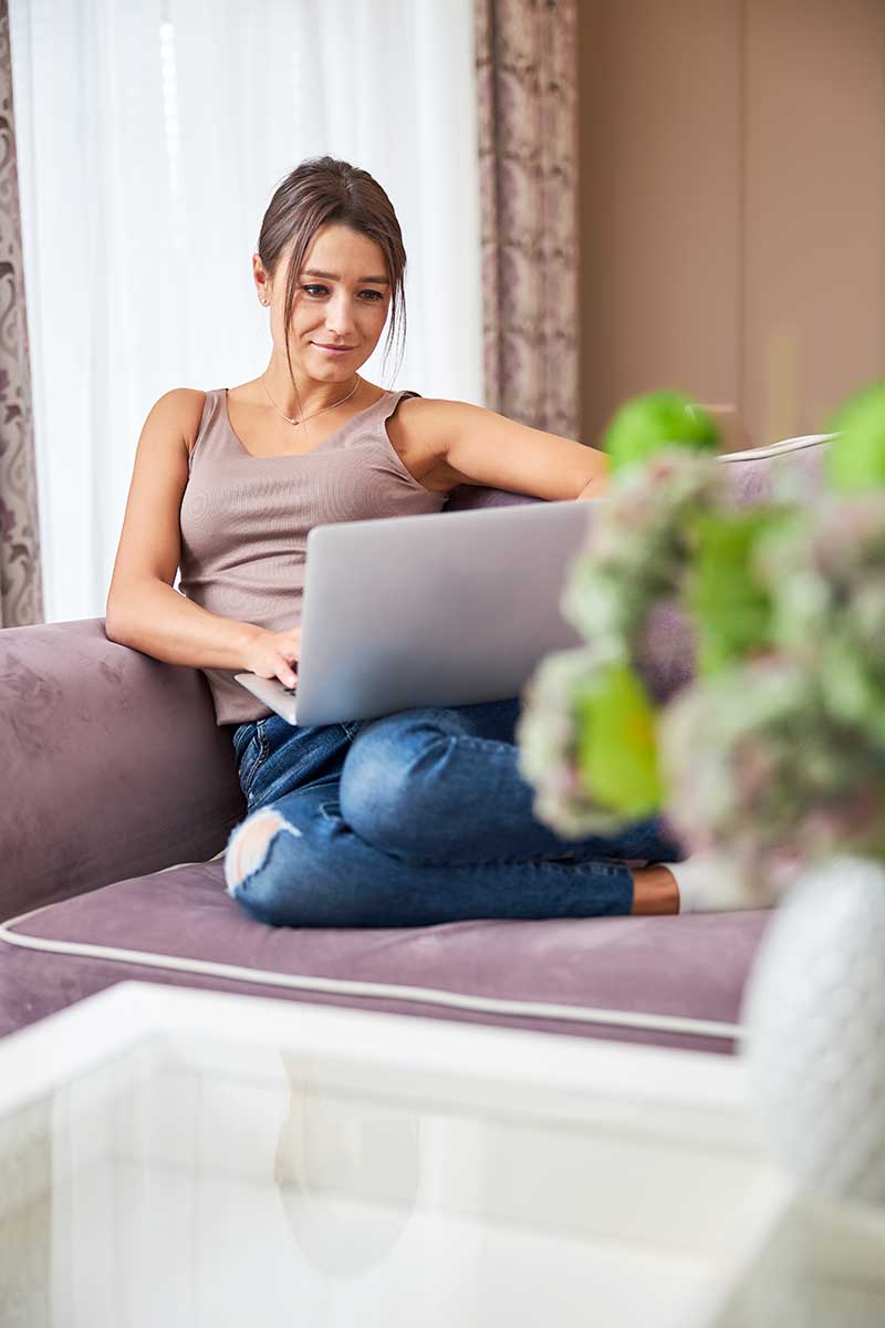 ragazza in psicoterapia online